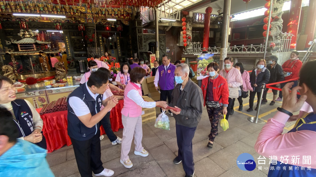 民眾排隊領取2026年水果月曆。