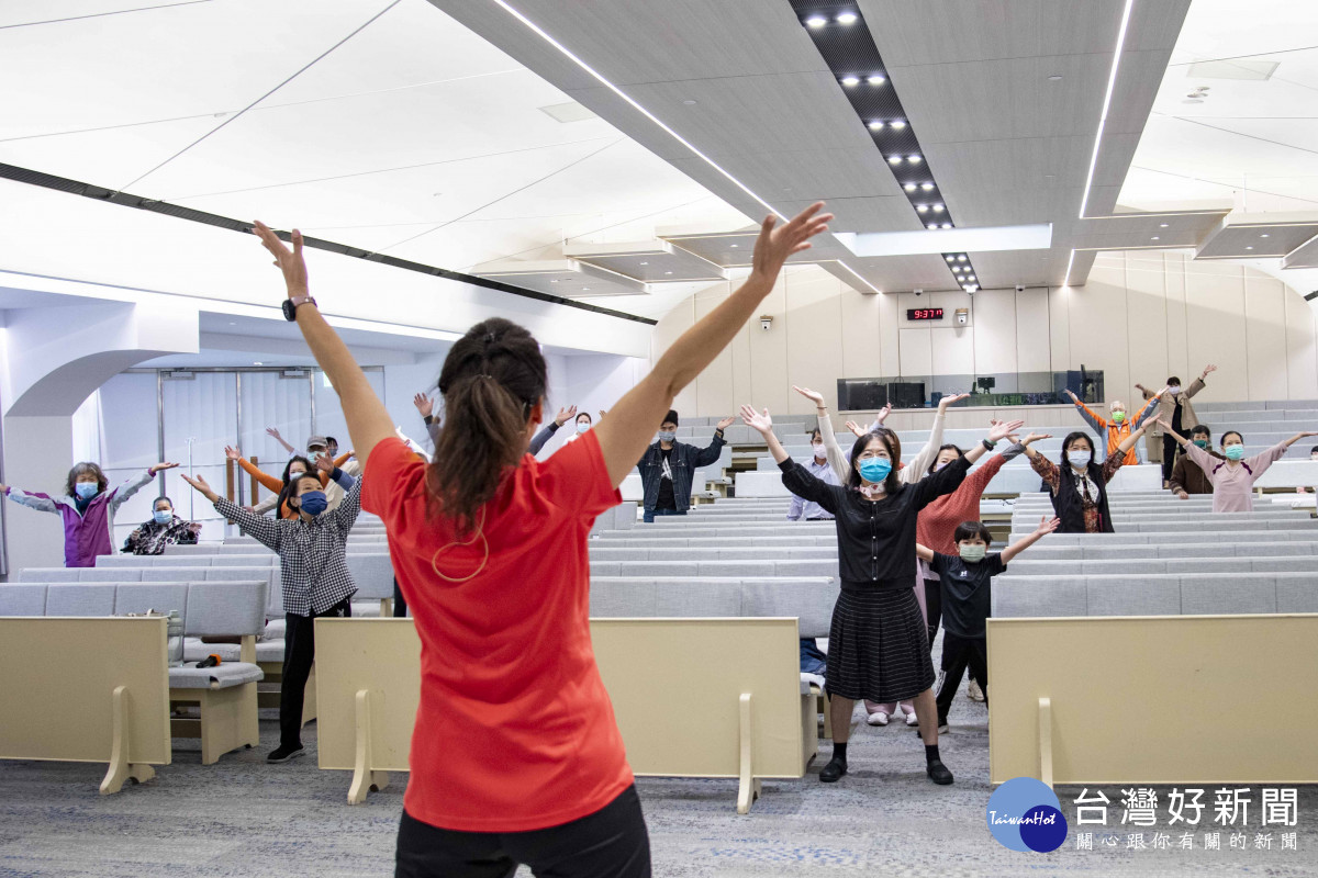 韻律老師帶動病友及民眾齊跳樂齡伸展操活動筋骨。圖/彰基醫院提供