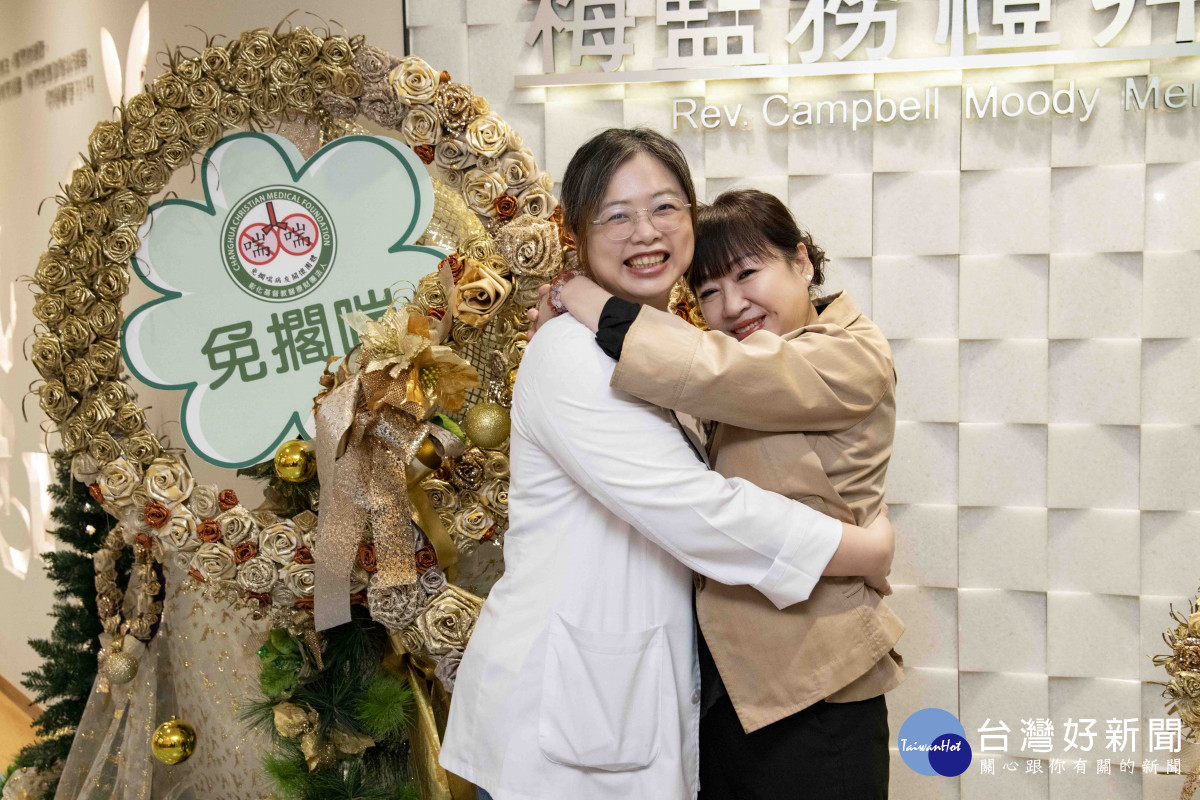 病友陳小姐感謝彰基胸腔內科團隊對她的照顧,讓她從鬼門關被救出來。圖/彰基醫院提供