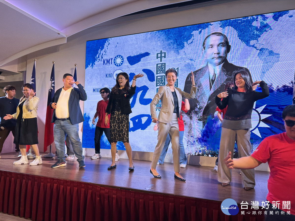 鄭主席與立委縣長一同起舞熱身。(記者扶小萍攝)