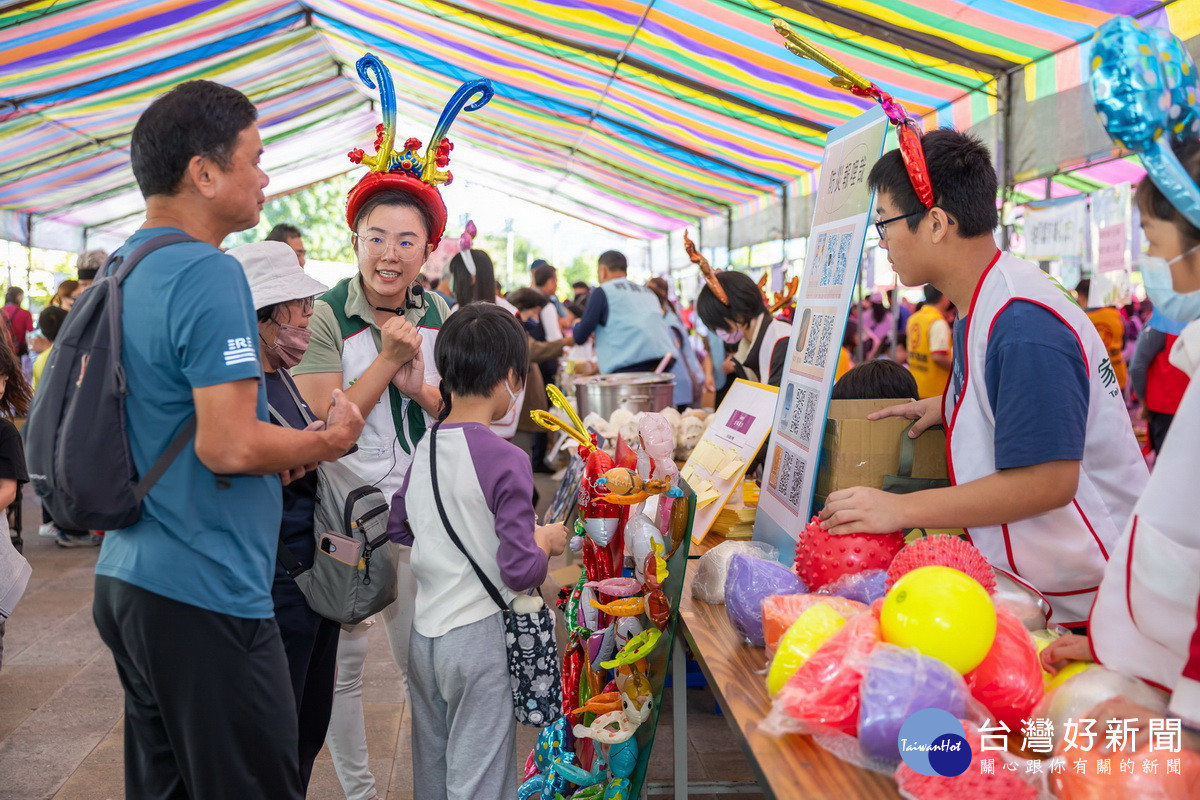 園遊會吸引許多民眾來尋寶。(縣府提供)