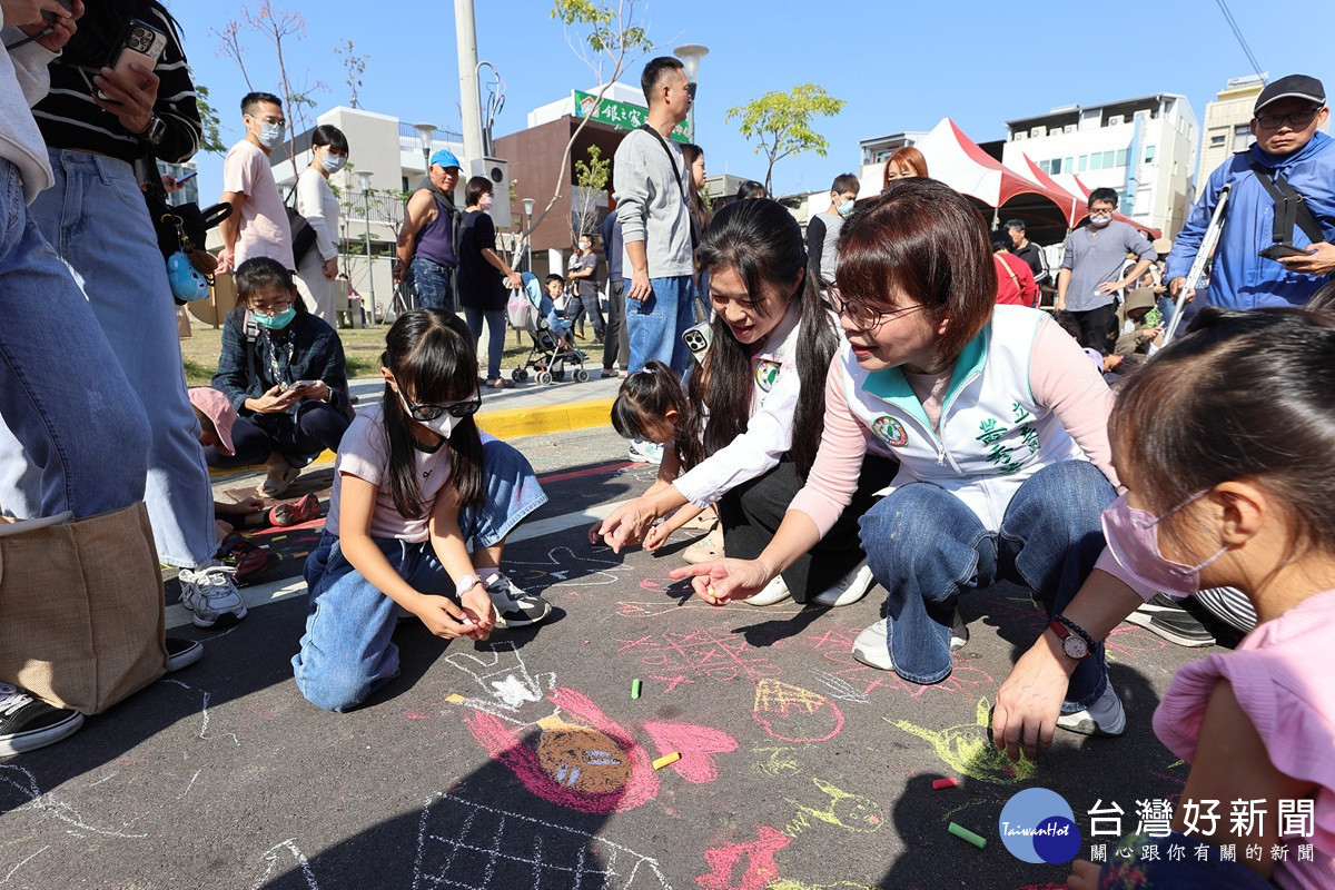 不一樣的類初選!黃秀芳走藝文風 邀親子彩繪彰化未來