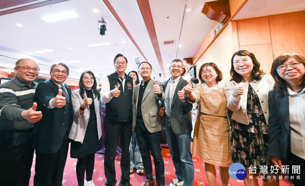 張市長與貴賓合照。