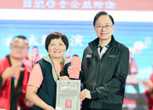 張市長頒發感謝狀。