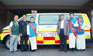 台中烏日先天豐龍聖道堂捐贈新竹縣政府消防局新型救護車。