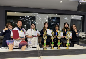 弘光科大老師劉美鈴(右)、黃翠如(左)指導5名經濟不利學生獲得「第二十屆K-BEAUTY 國際美容技能比賽」金獎。