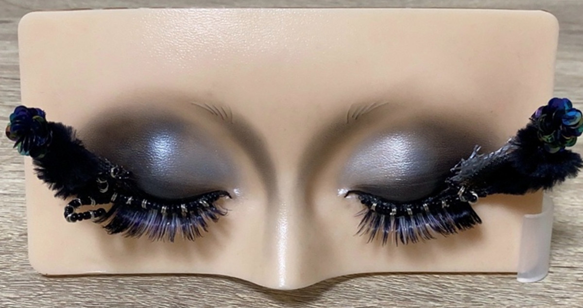 妝品系學生林宇少獲得金獎作品「異星裂寄」。