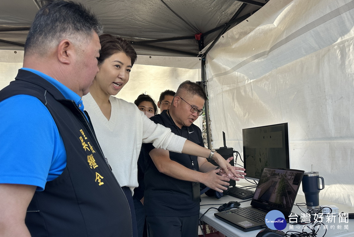 現場設有VR體驗,許縣長張市長都嘗試。(記者扶小萍攝)