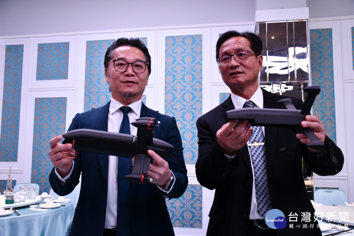 林世賢與陳中欣展示由工業級3D列印快速製成的無人機載具。圖／彰化市公所提供