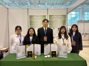 嶺東科技大學由應外系林建宏主任(中)帶領陳若羚(左一)、陳歆昀(左二)、陳鈺姍(右二)、童良喻(右一)，在國際發明展大放異彩。（圖/嶺東科技大學）