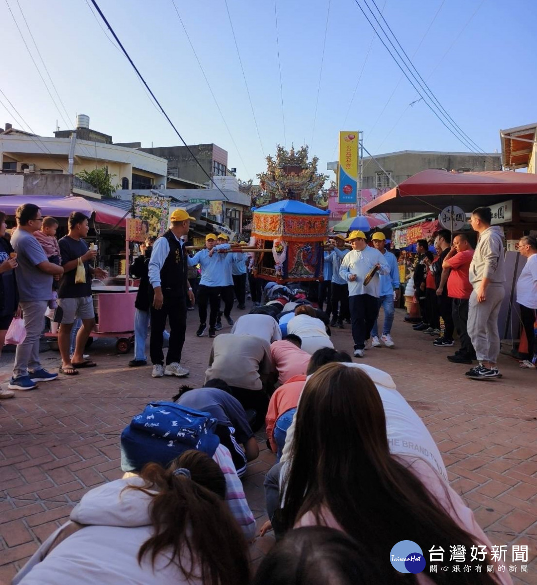 拱天宮前信眾虔誠的跪在地上，靜待神明鑾轎經過賜福庇佑。（圖/地方中心）