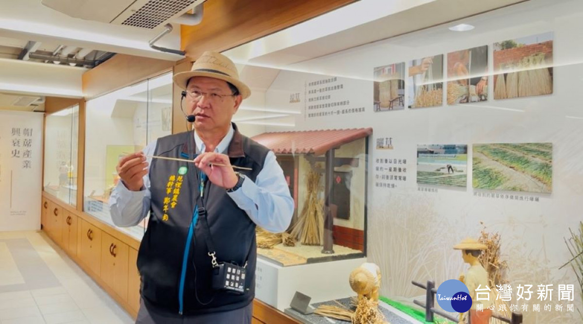 苑裡鎮農會鄭年鈞在藺草文化館內介紹在地的藺草編織特色及發展。(圖/地方中心)