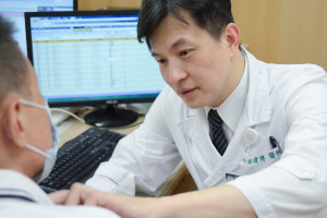 程建博醫師替患者狀況進行評估。（圖／台北慈濟醫院）