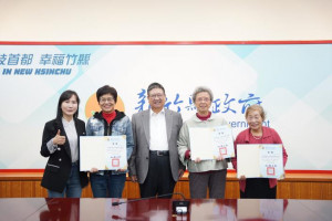 縣長楊文科親自頒發「創意作品競賽」獎狀。