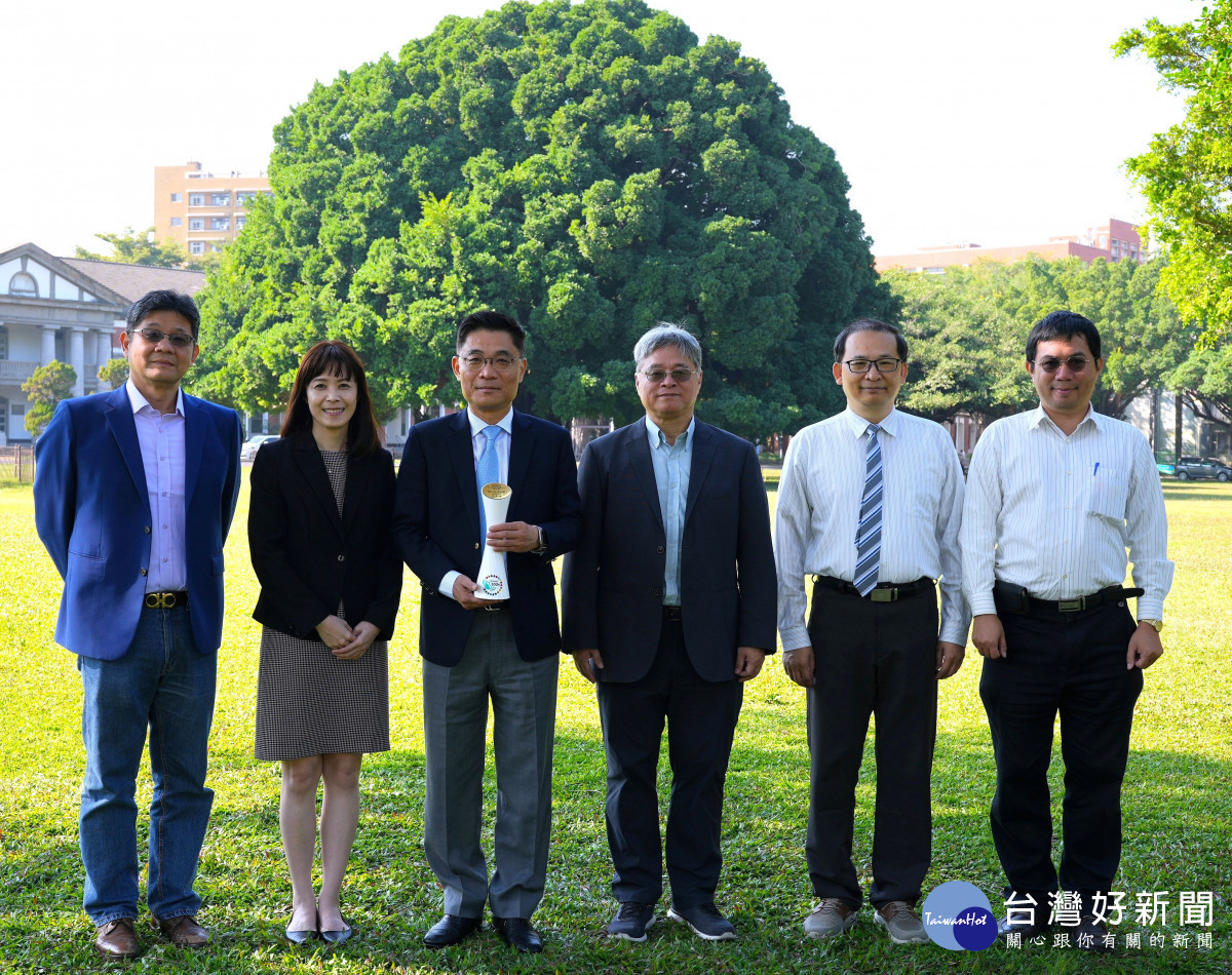 本次評選歷經初選、複選與決選多階段審查,成大由沈孟儒校長(中,拿獎盃者 )領軍行政團隊,由左至右包括羅偉誠主任秘書、余睿羚永續長、李永春副校長、沈聖智教務長、吳建宏總務長,通力合作規劃與簡報