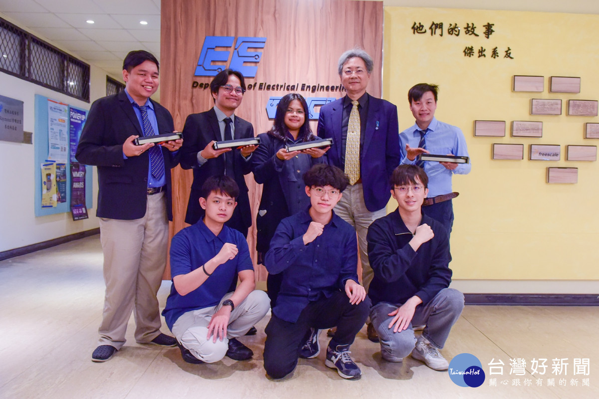中原大學講座教授洪穎怡(後排右2)感謝NVIDIA提供硬體支援,協助團隊拓展量子AI於颱風預報與綠色能源之應用。