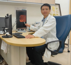內視鏡室蔡志奇主任看診。