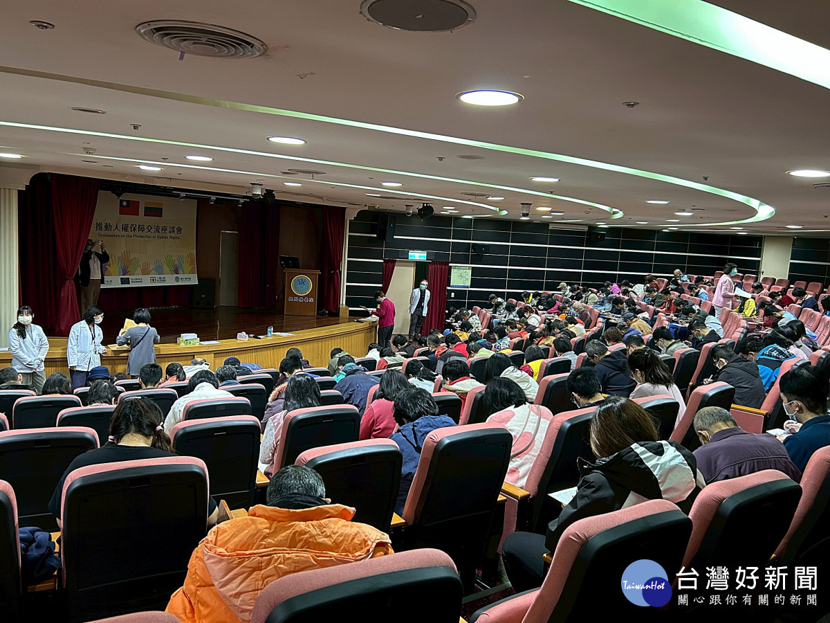 桃療日間病房學員全神貫注答題(桃療提供)