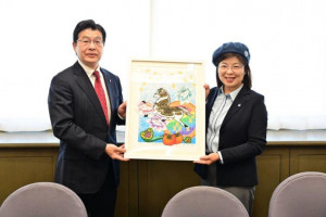 縣政府秘書長李安妤致贈版畫家陳永欽的年畫作品《馬躍揚名畫》給墨田區政府，由區長山本亨代表受贈。