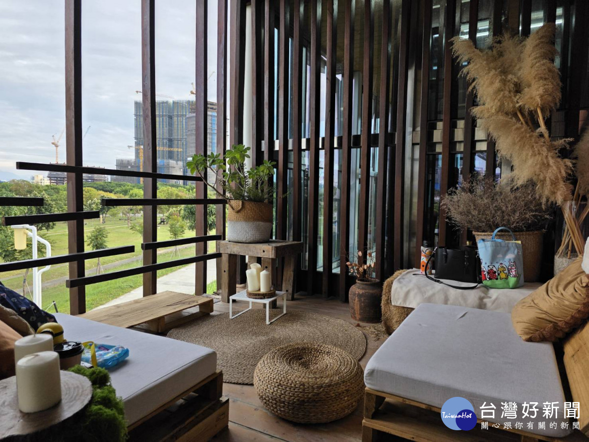 波希米亞野餐風休憩餐飲區,以布幔、地毯、棧板桌、抱枕與植栽打造多層次氛圍