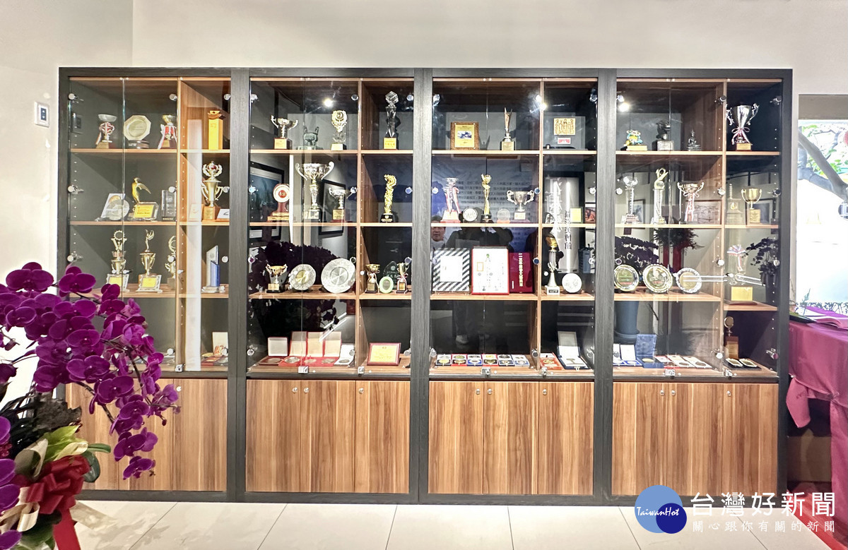 攝影家江村雄曾連續20餘年入選「世界攝影十傑」,生涯累積獲得超過一萬一千次國際獎項肯定,更獲頒國際攝影大師(MPSA)等崇高榮銜。(暨大提供)