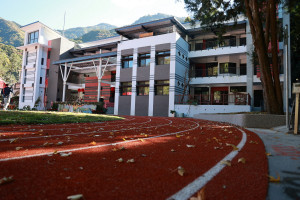 都達國小新校舍三層樓建築及全新的PU 跑道。（縣府提供）