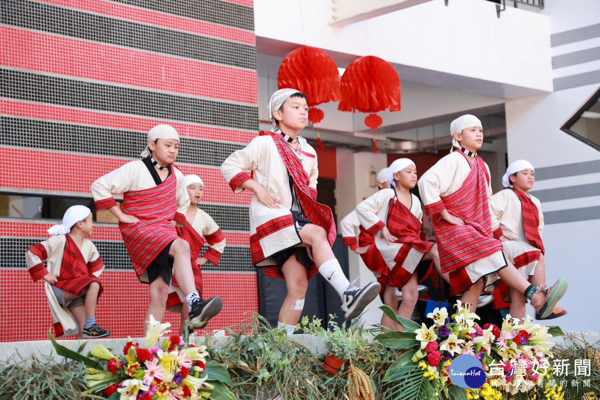 學生舞蹈及表演慶祝。(縣府提供)