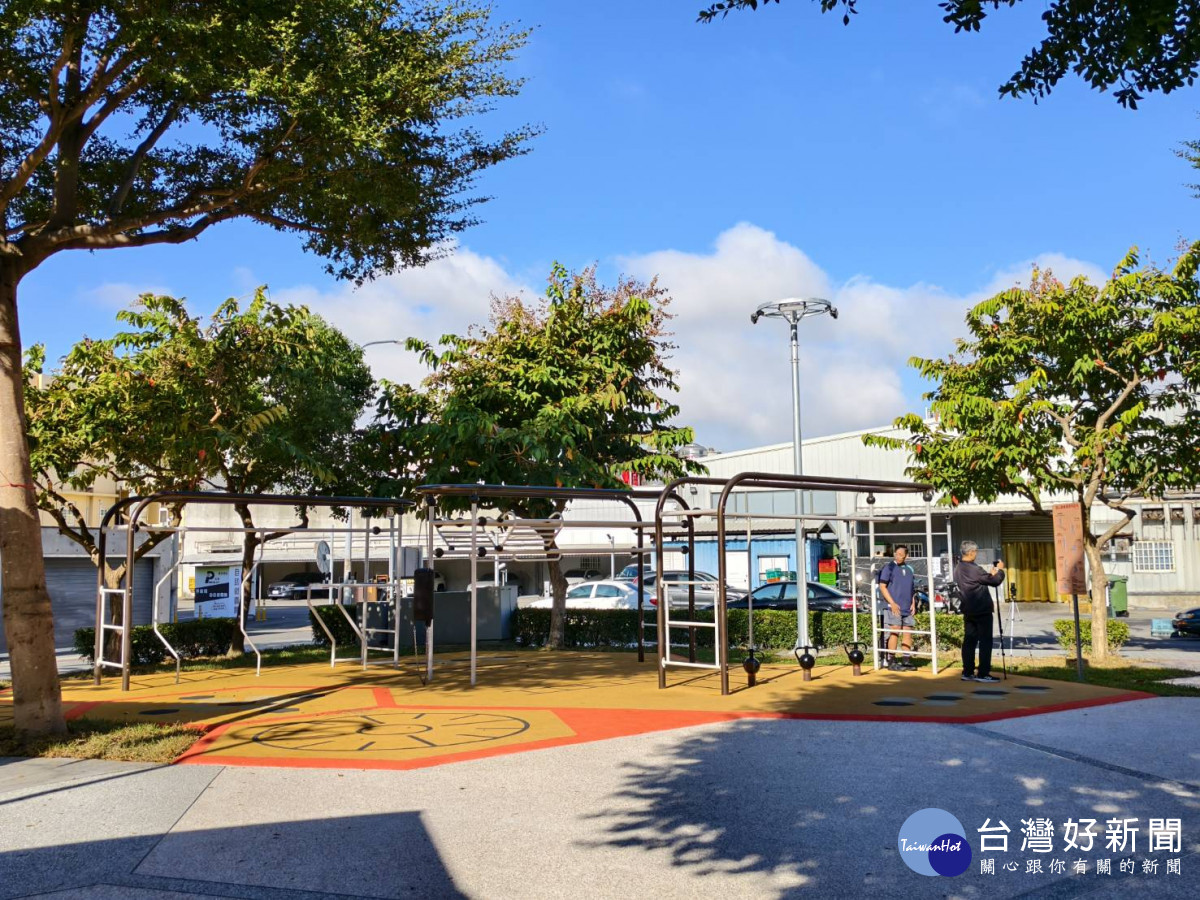 彰化首座戶外健身公園今日揭幕啟用,華興公園斥資千萬打造全齡、寵物友善新地標。圖/記者鄧富珍攝