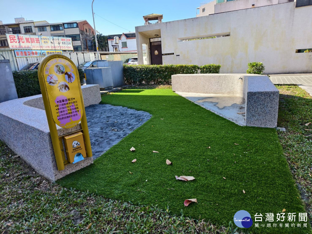 因應寵物家庭逐年增加,園區亦增設寵物友善設施及清潔配套,包含清潔袋、沖洗設備與明確使用規範。圖/記者鄧富珍攝