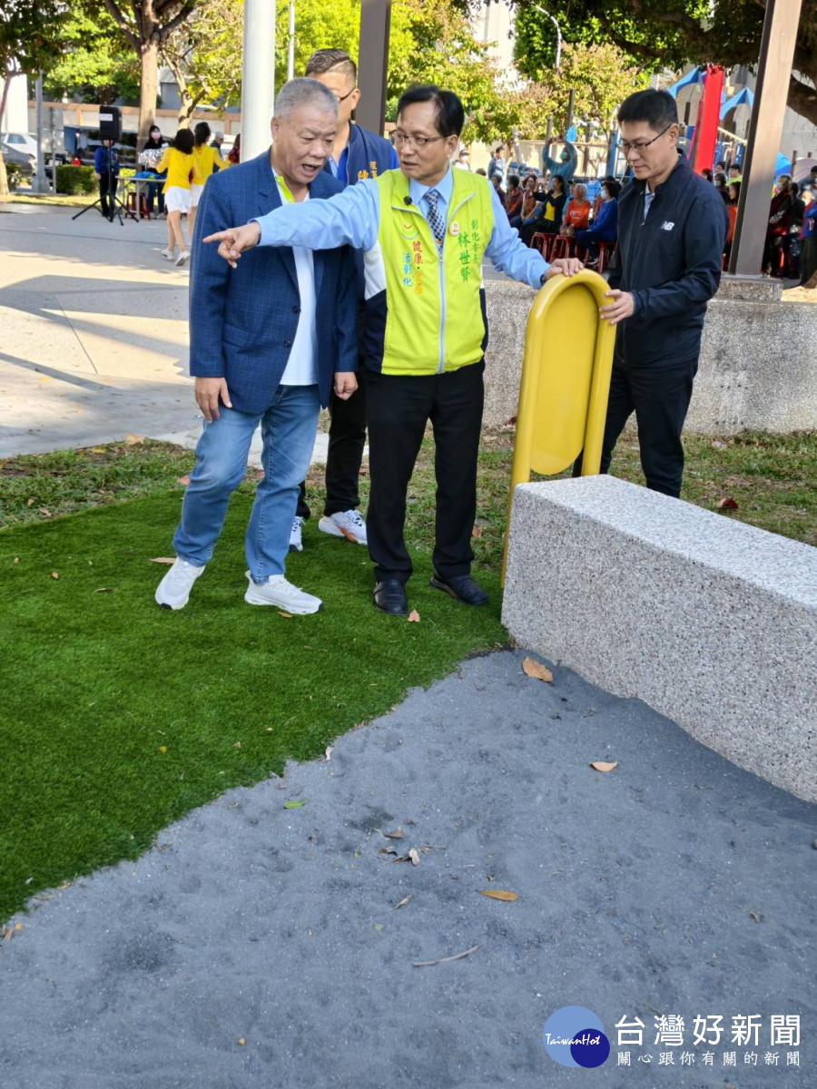 因應寵物家庭逐年增加,園區亦增設寵物友善設施及清潔配套,包含清潔袋、沖洗設備與明確使用規範。圖/記者鄧富珍攝