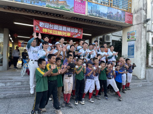 台鋼教練選手與千秋小將歡喜合影。（記者扶小萍攝）