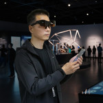 工研院整合AI與5G科技的新世代顯示器技術，攜手錼創顯示科技、追風科技打造出國內首支｢彩色高解析Micro LED AI智慧眼鏡｣。