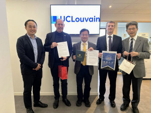 中原大學副校長吳宗遠（右一）率團赴比利時UC Louvain，與WINFAB團隊簽署合作備忘錄。（右起：中原副校長吳宗遠、WINFAB經理Christian Renaux、中原半導體學院院長傅昭銘、UC Louvain研發處主任Xavier Lepot、中原學士學程主任郭泰辰）