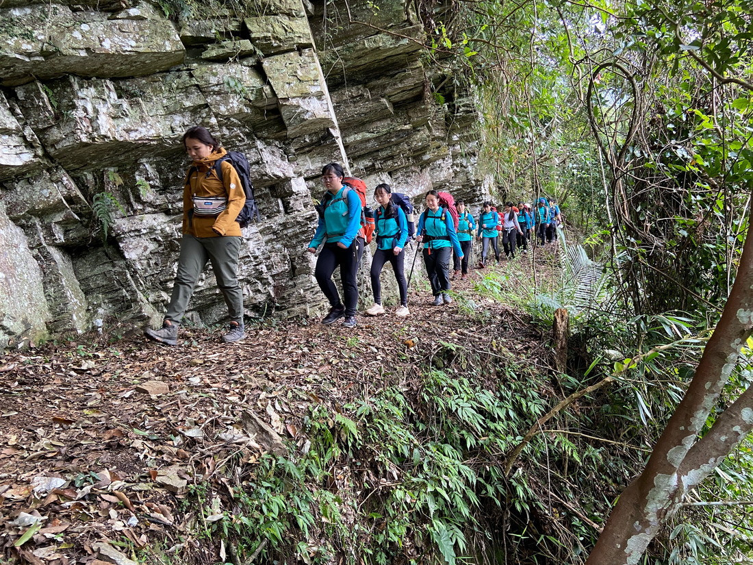 瓦拉米步道沿途多處可見日治時期八通關越道鑿壁闢路景象。(玉管處提供)