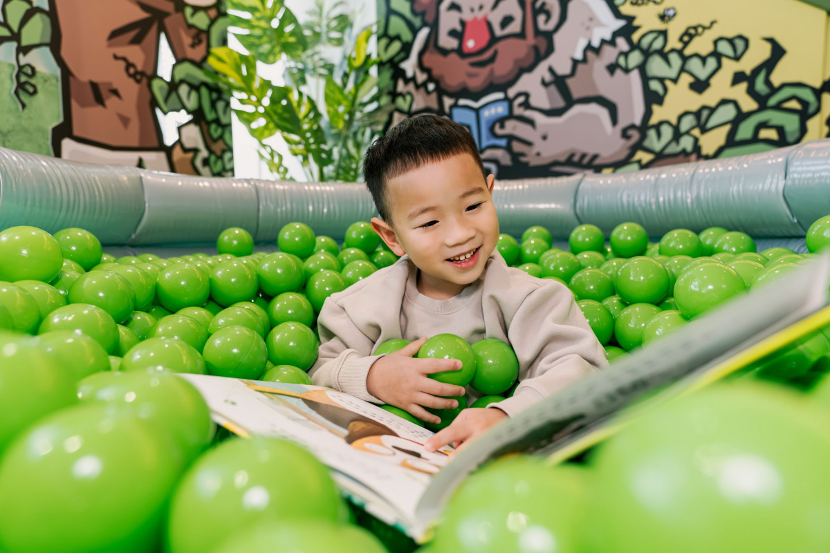 「放大鏡與縮小燈:縮放自如主題書展」現場照片: 在滿滿豌豆粒中閱讀,親自感受縮放的有趣。攝影/美好日子電影有限公司。圖片提供/桃園市立美術館