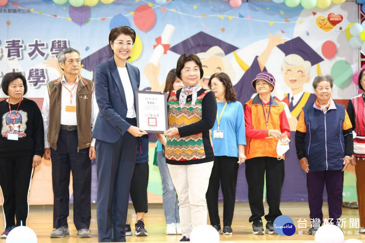 許縣長頒發結業證書肯定學員的勤學精神。