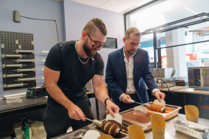 捷克駐台代表史坦格（右）在台中市北屯的「堤捲 T-Roll」親自體驗手作煙囪捲。