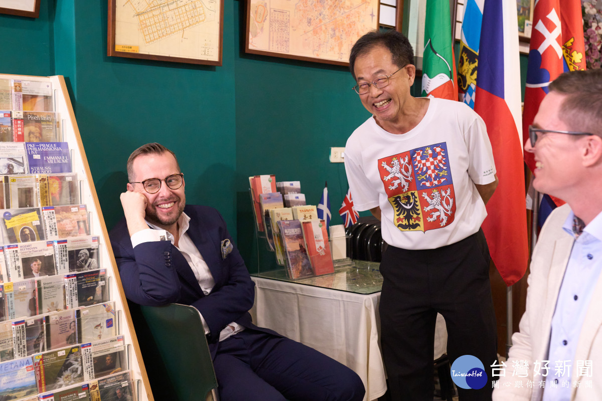 捷克駐台代表史坦格（左）、芬蘭駐台代表羅瑞（右）到「活力文化咖啡館」和店主高嵩明（中）碰面並品嘗捷克家常料理。