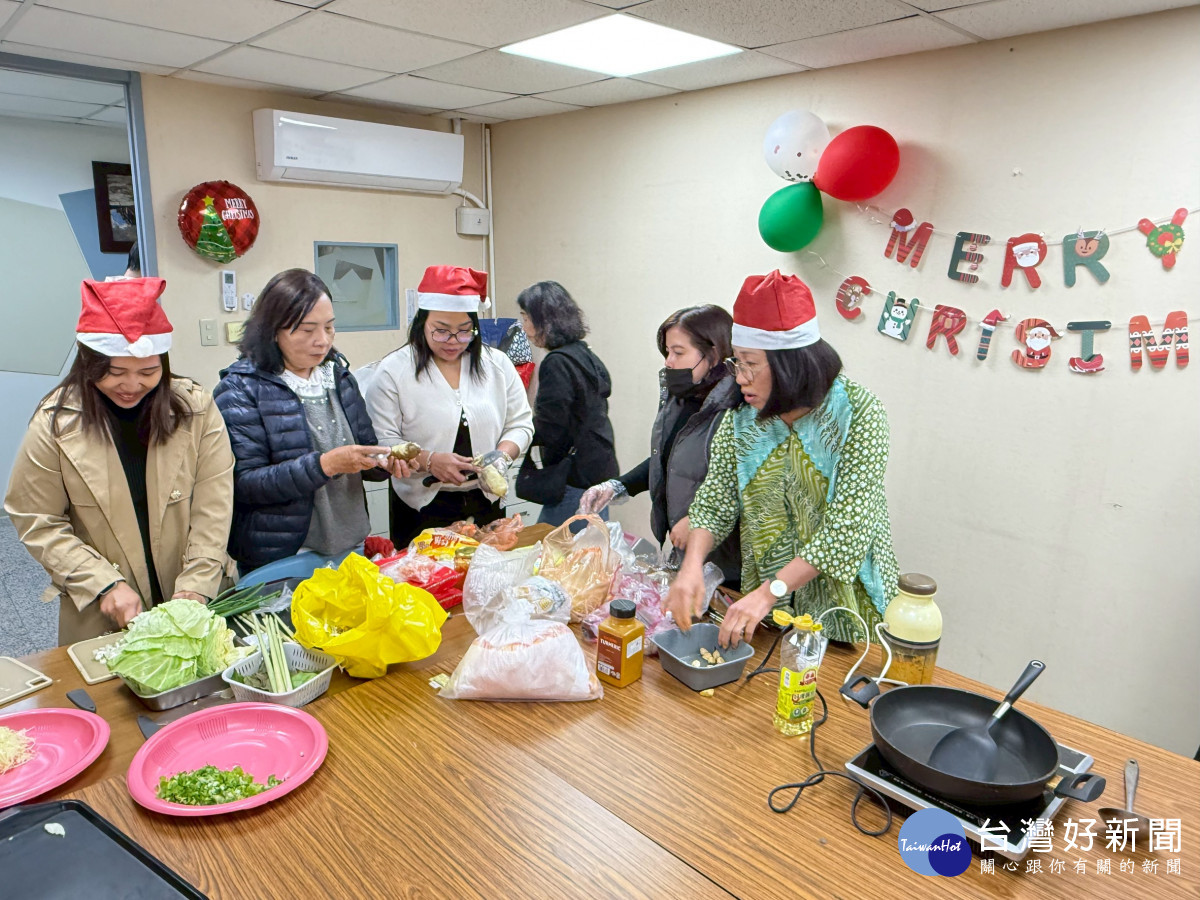 官美連女士(右1)教導學員製作印尼黃金雞湯
