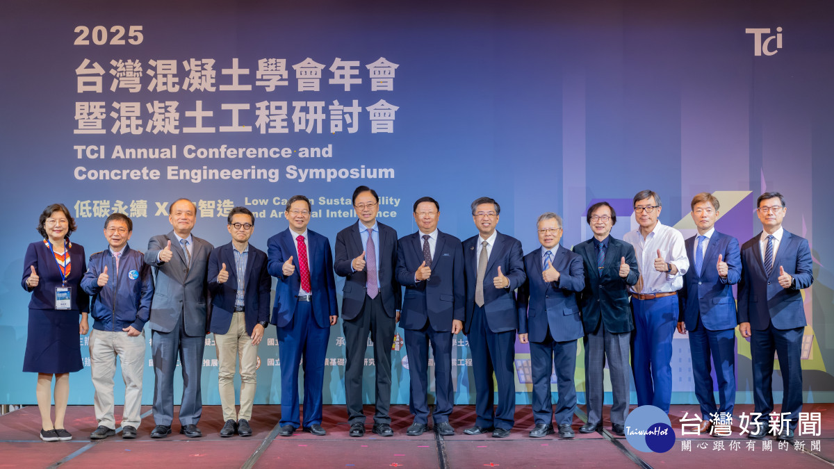 張市長與貴賓們合影。