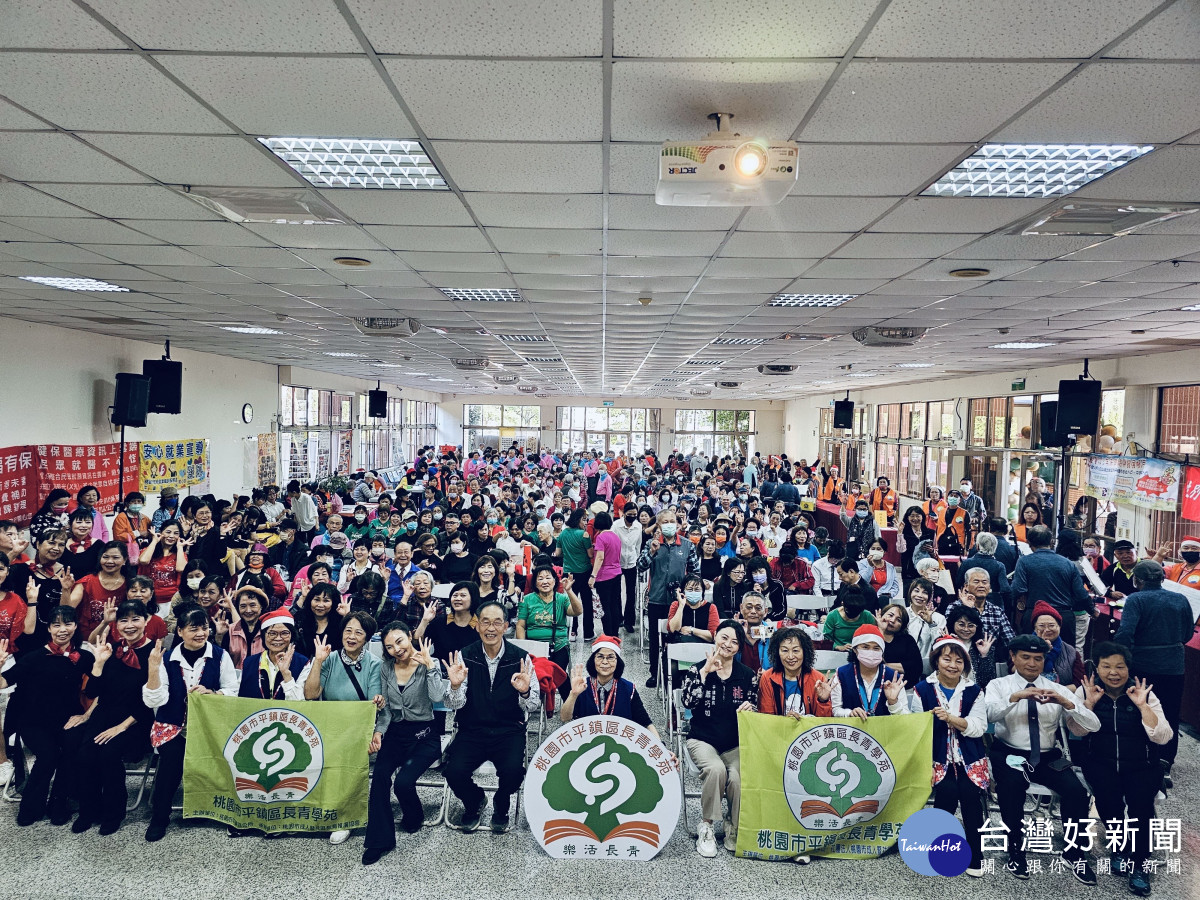 平鎮區長青學苑114年度結業成果展暨師生聯誼座談會大合照。<br />
<br />