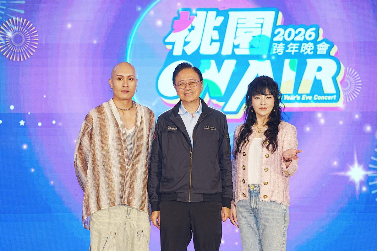 桃園市長張善政於記者會中和藝人唐綺陽、YELLOW黃宣合影。<br />