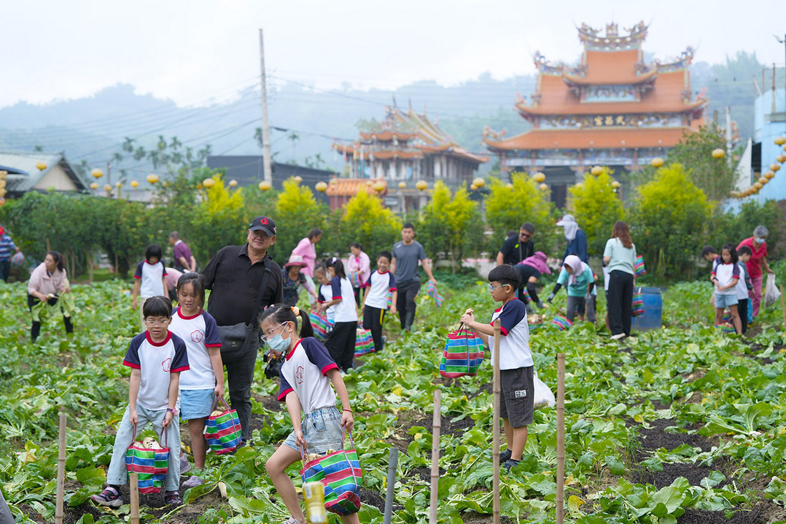小朋友好樂!個個大豐收!。(集集鎮公所提供)