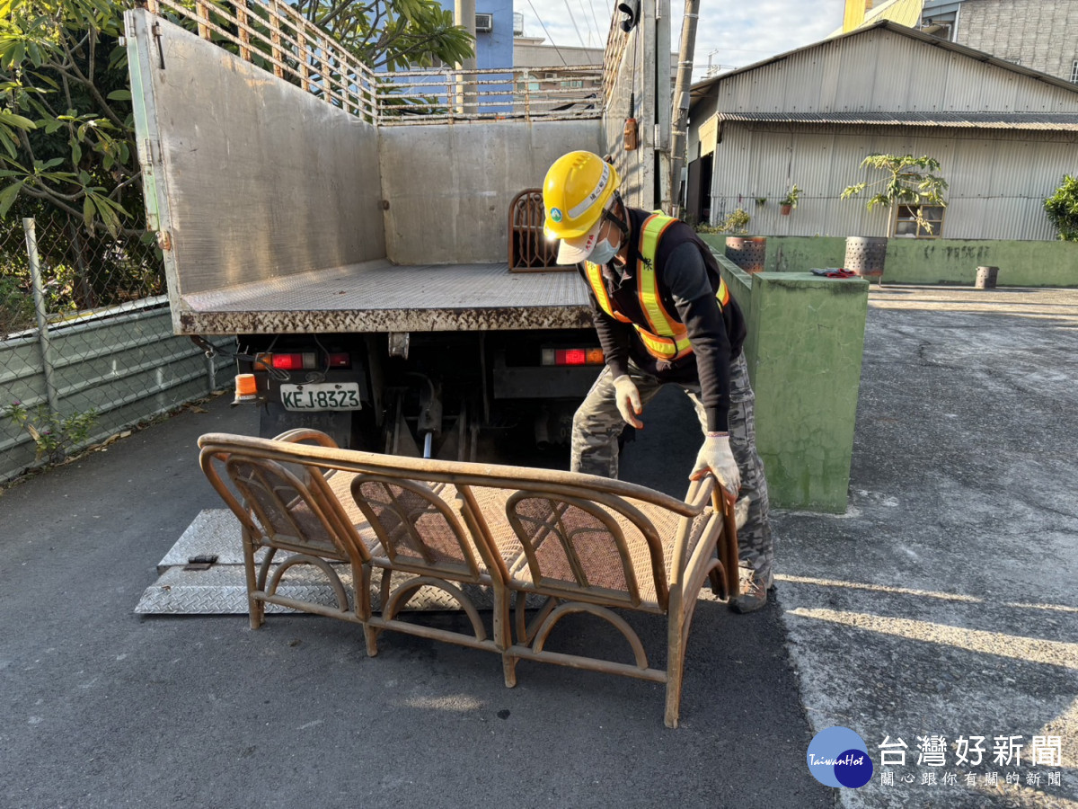 大型家具清運更彈性!彰化縣新增「以件、隨袋計價」,民眾過年前整理更省、更方便。圖/彰化縣政府提供