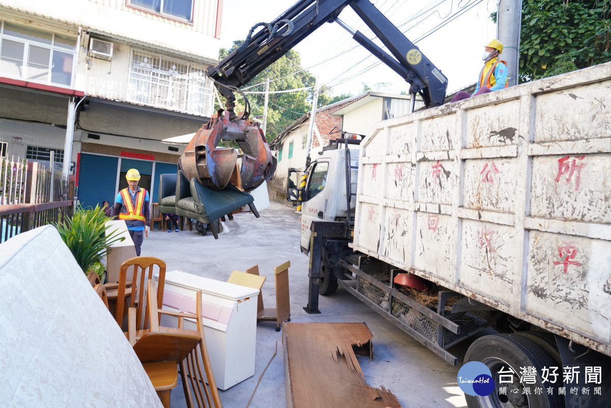 大型家具清運更彈性!彰化縣新增「以件、隨袋計價」,民眾過年前整理更省、更方便。圖/彰化縣政府提供