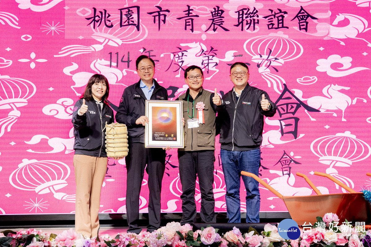 桃園市長張善政報勵青農陳士賢再創佳績。<br />