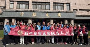 新竹榮民服務處謝榮水副處長(左七)率榮欣志工團隊訪八德榮譽國民之家。