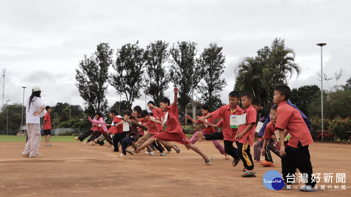 中原泰國志工隊透過華語教學與文化交流，為當地孩子開啟跨文化學習的窗口。