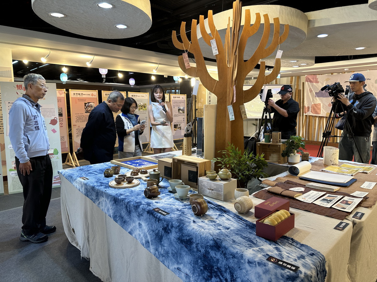 入選基地在文化局一樓展示。（記者扶小萍攝）