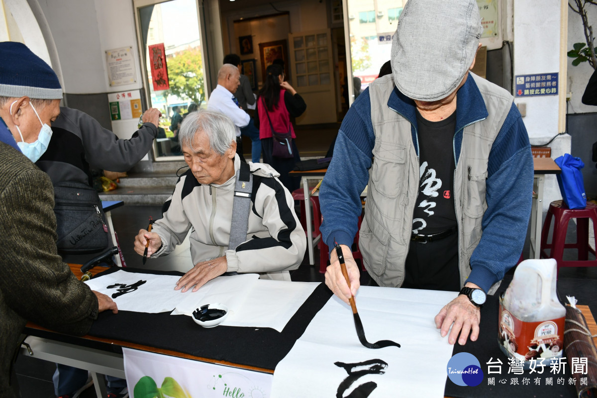 藝術家現場揮毫挺林世賢。圖／彰化市公所提供